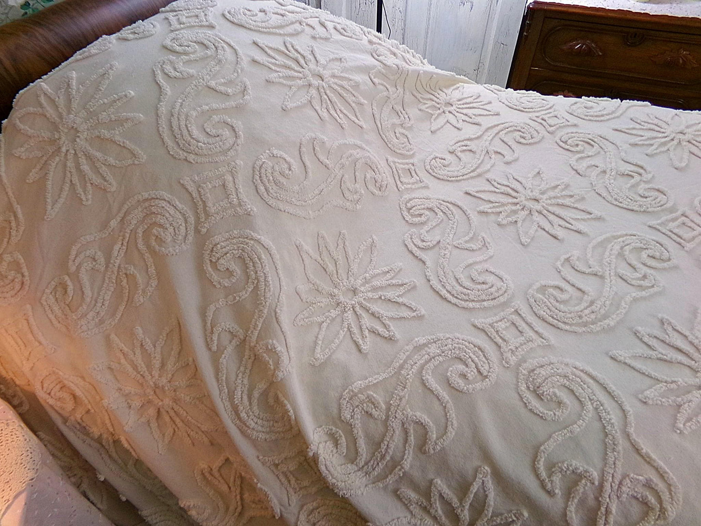 modern farmhouse style chenille bedspread, vintage y2k era twin or full size bedding, lightweight summer cotton coverlet